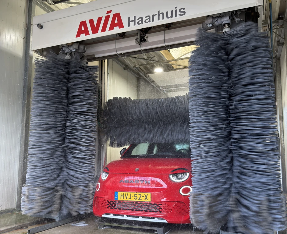 Een auto wordt gewassen in een roll-over