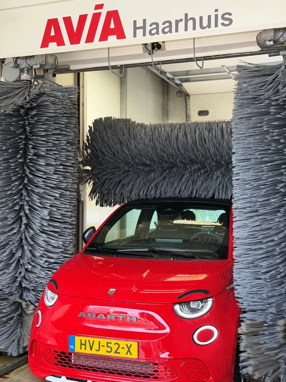 Een auto in een automatische wasstraat